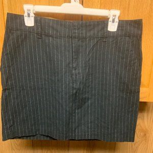 Tommy Hilfiger women’s black pinstripe mini skirt / size 8 (NWT)
